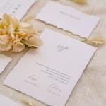 Elegancki minimalizm - zaproszenia ślubne z ręcznie poszarpanymi brzegami