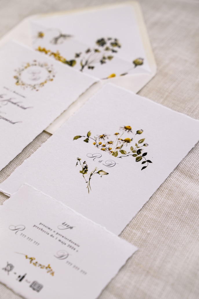 Kwiatki polne - zaproszenia ślubne z ręcznie poszarpanymi brzegami