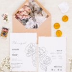 Minimalistyczne z kwiatami - darte zaproszenia ślubne