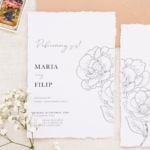 Minimalistyczne z kwiatami - darte zaproszenia ślubne
