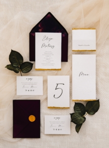 Złocony minimalizm - zaproszenia ślubne z ręcznie wykonanymi złoceniami