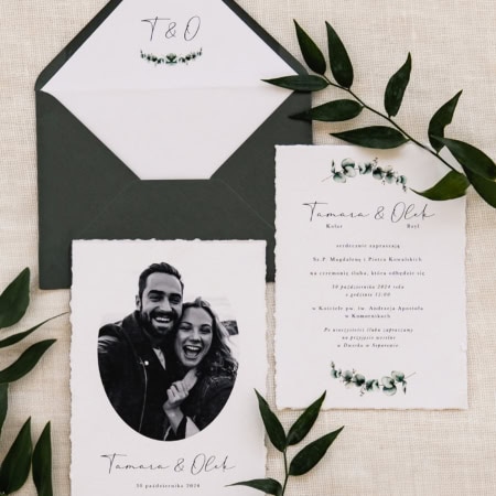 Ze zdjęciem i eukaliptusem - zaproszenia ślubne z dartymi brzegami i fotografią